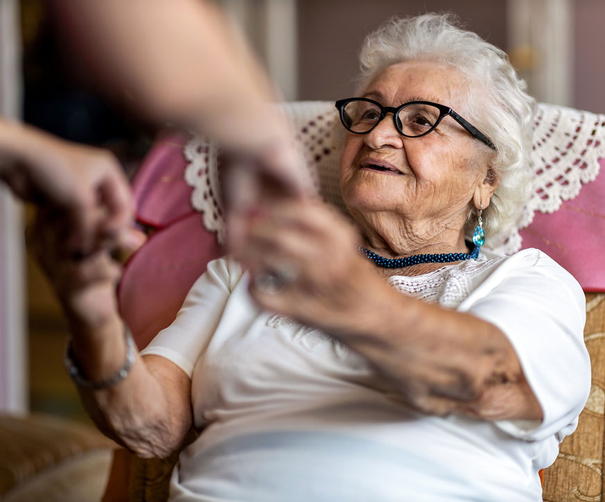 Een oudere bewoner ontvangt een helpende hand