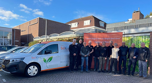 Het team van BelKlus-vrijwilligers bij het BelKlus-busje