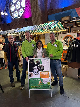 BelKlus-vrijwilligers bij een informatiestand