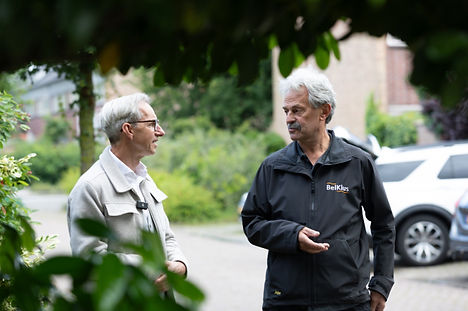 Een BelKlus-vrijwilliger in gesprek met een bewoner